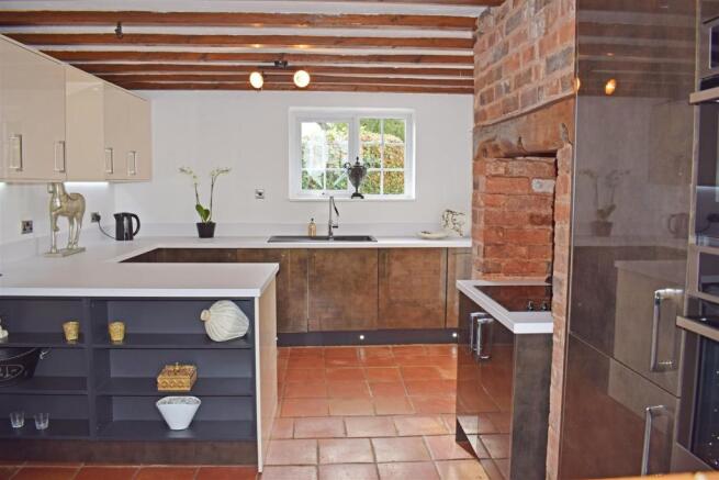 Kitchen a.jpg