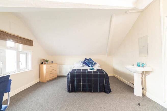8 bed End of Terrace to rent Image 11