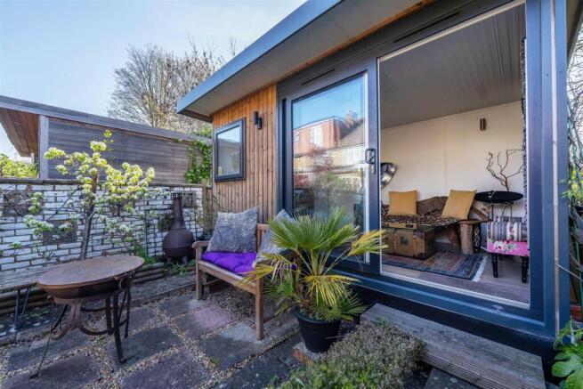 60 Bassett Gardens, Isleworth TW7 4QY-22.jpg