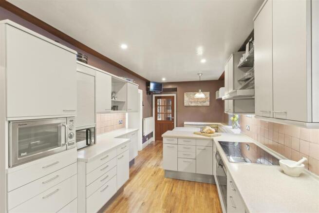 5 bed Detached for sale Image 11