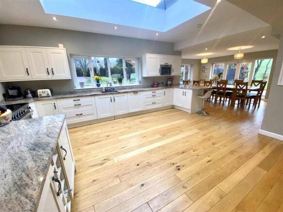 KITCHEN/FAMILY DINING ROOM
