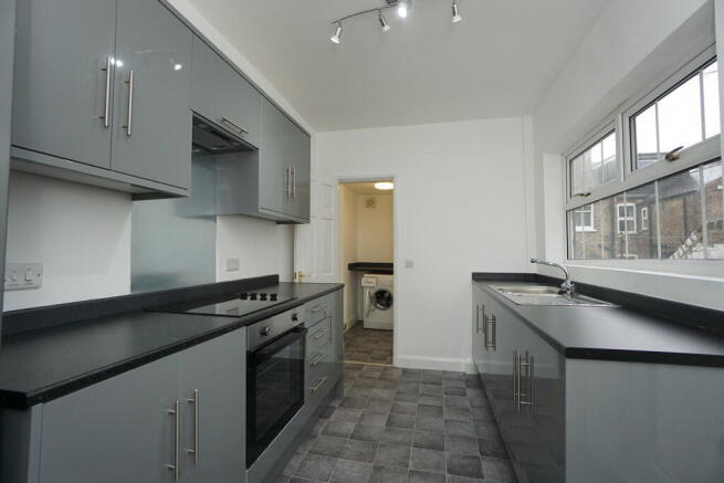 2 bed Terraced to rent Image 5