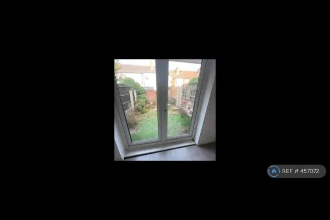 2 bed Terraced to rent Image 4