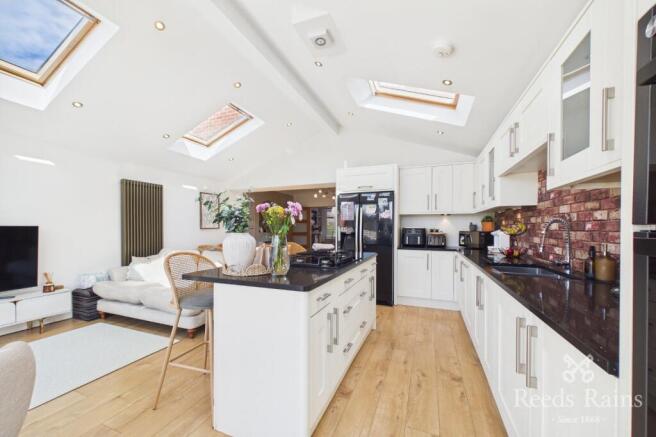 4 bed Semi-Detached for sale Image 10