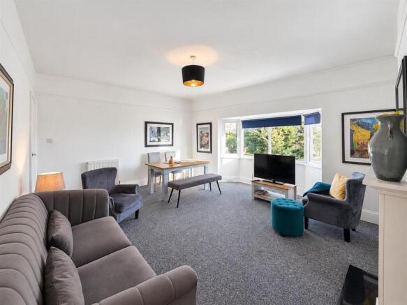 Lounge/Dining Room 001.jpg
