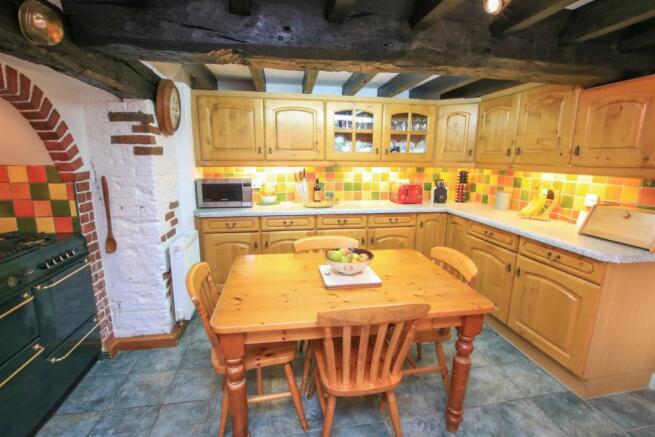 COTTAGE KITCHEN