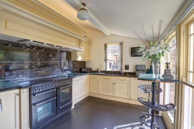 5 bed Detached for sale Image 4