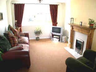 LOUNGE / DINING ROOM