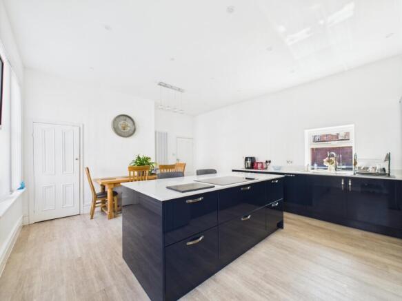 CAM02195G0-PR0074-STILL018