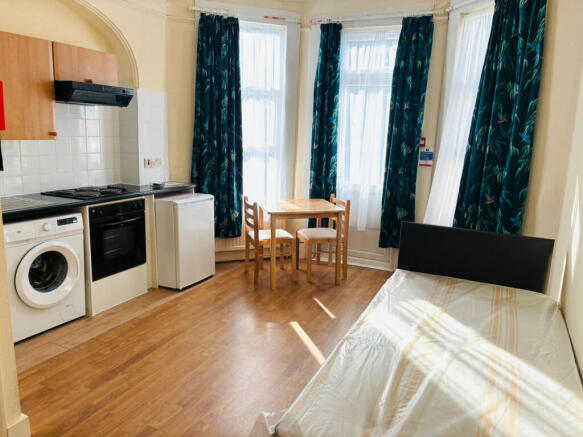 A ground floor self-contained studio, N22