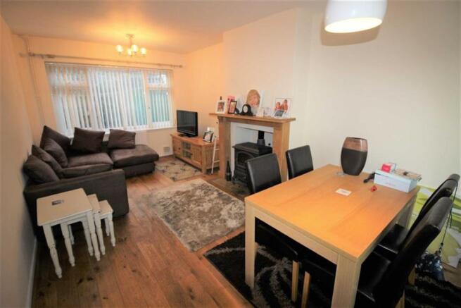 Lounge/Dining Room: