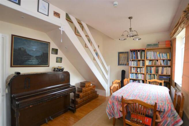 44 Lyndhurst Ave din.JPG