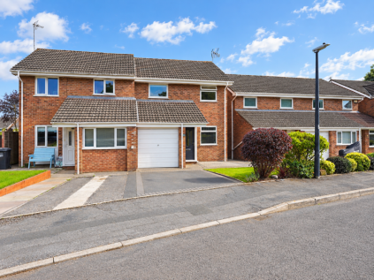 Tetbury Gardens, Nailsea - a quiet established setting close to Golden Valley School