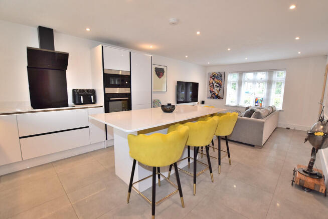 4 bed Detached for sale Image 8