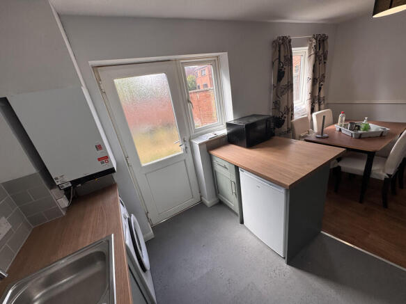 2 bed End of Terrace to rent Image 5