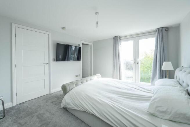 4 bed Semi-Detached for sale Image 11
