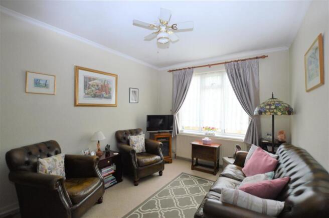 362 Wellington Road South liv 2.JPG