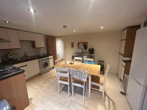 6 bed Terraced to rent Image 4