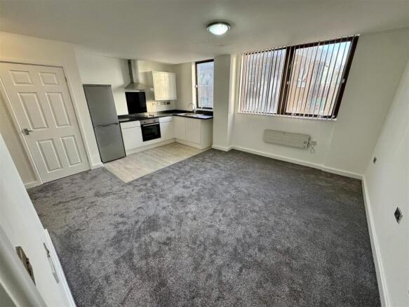 Living Room Pic 6.jpeg