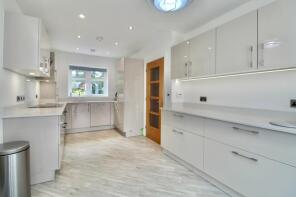 1, Knight Gardens, Lymington SO41 9NZ