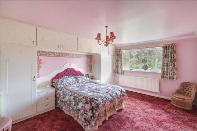 5 bed Detached for sale Image 12