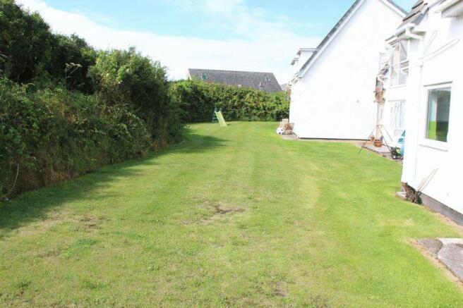 COMMUNAL GROUNDS