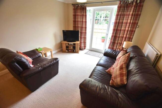 Lounge/Dining Area