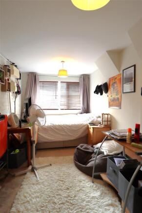 Bed1 e.JPG