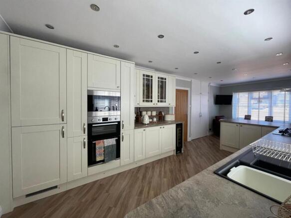 3 bed Detached for sale Image 10