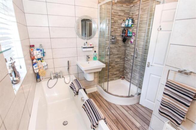 LUXURY FOUR PIECE FIRST FLOOR BATHROOM
