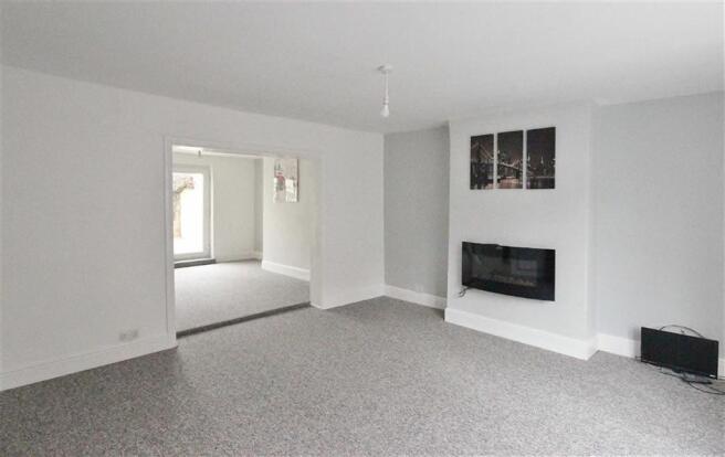 OPEN PLAN LOUNGE/DINING ROOM