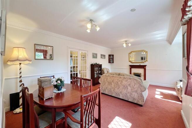 Lounge/Dining