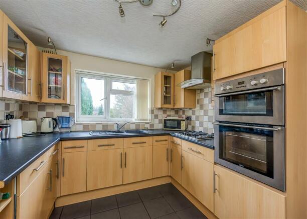 11 Lamb Crescent-Kitchen.jpg