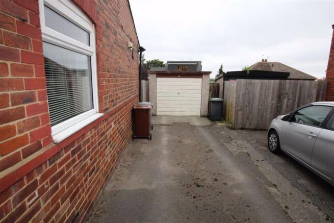 Drive / Garage: