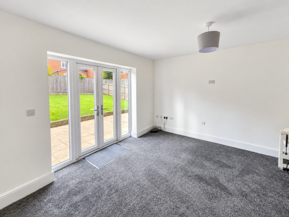 Bright Modern Room Opening onto Garden