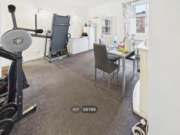 2 bed Terraced to rent Image 4