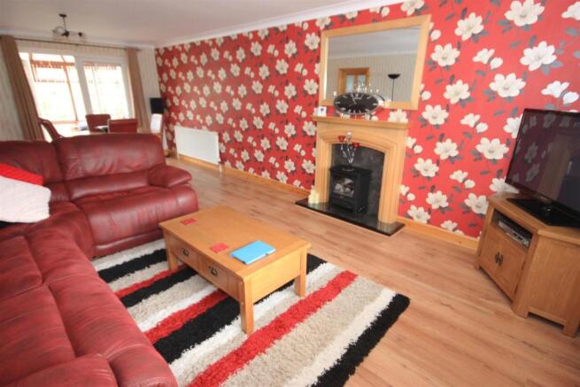 OPEN PLAN LIVING/ DINING ROOM
