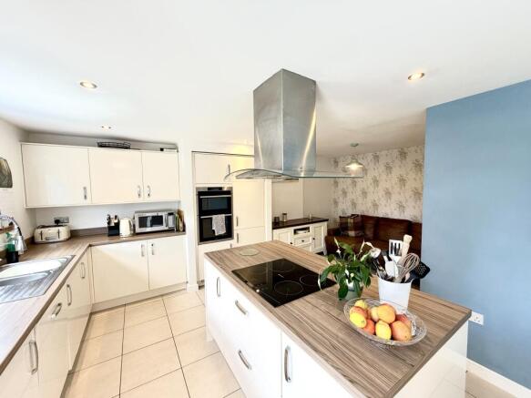 4 bed Detached for sale Image 4