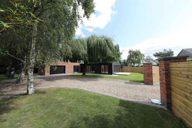 4 bed Detached for sale Image 7