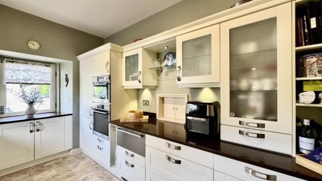 3 bed Semi-Detached for sale Image 12