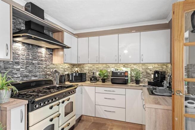 3 bed Semi-Detached for sale Image 7