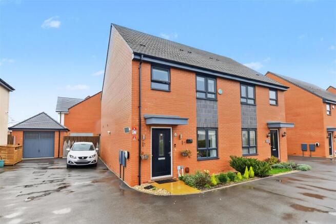 3-bed semi-detached on White Lias Way, Upper Lighthorne, Leamington Spa, £310,000