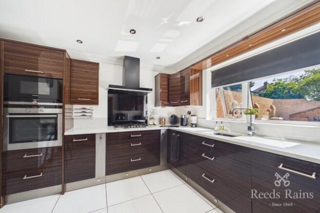 4 bed Detached for sale Image 7
