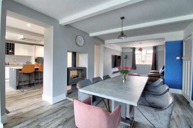 Dining/family room to kitchen/breakfast view