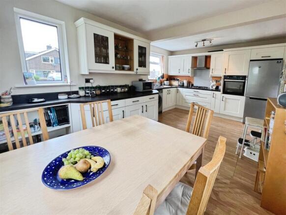 3 bed Semi-Detached for sale Image 7