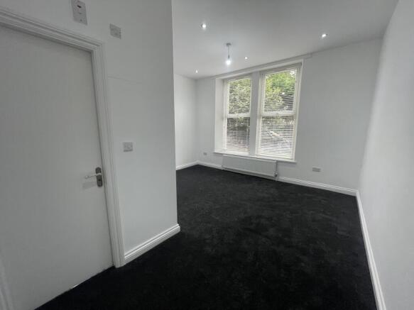 2 bed Apartment to rent Image 10