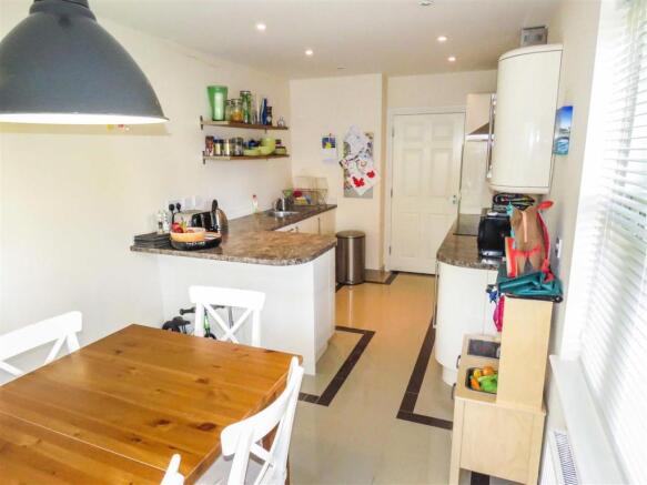 KITCHEN/DINING ROOM
