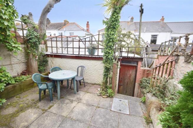 REAR PATIO GARDEN