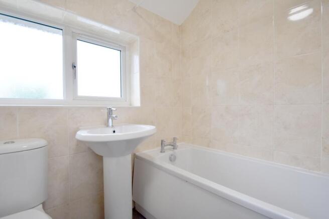 4 bed Semi-Detached to rent Image 11
