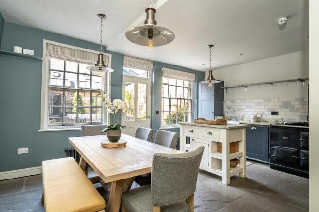 6 bed Town House for sale Image 8